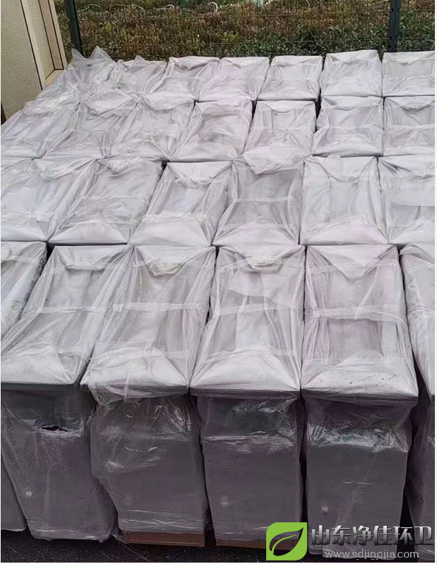 不銹鋼本身耐空氣、蒸汽、水等弱腐蝕介質(zhì)和酸、堿、鹽等化學(xué)浸蝕性介質(zhì)腐蝕，所以不銹鋼垃圾桶耐用性高加上外面的烤漆工藝使得垃圾桶的防腐能力更加強(qiáng)。  烤漆工藝是將戶外粉末通過高壓靜電設(shè)備充電，在電場(chǎng)的作用下，將涂料噴涂到金屬垃圾桶的表面，粉末會(huì)被均勻地吸附在工件表面，形成粉狀的涂層；而粉狀涂層經(jīng)過高溫烘烤后流平固化，顆粒會(huì)融化成一層致密的效果各異的最終保護(hù)涂層；牢牢附著在垃圾桶表面，具有防腐防銹的特點(diǎn).  一、不粘性：幾乎所有物質(zhì)都不與特氟龍涂膜粘合。很薄的膜也能顯示出很好的不粘附性能。   二、耐熱性：特氟龍涂膜具有優(yōu)良的耐熱和耐低溫特性。短時(shí)間可耐高溫到300℃，一般在240℃~260℃之間可連續(xù)使用，具有顯著的熱穩(wěn)定性，它可以在冷凍溫度下工作而不脆化，在高溫下不融化。   三、滑動(dòng)性：特氟龍涂膜有較低的摩擦系數(shù)。負(fù)載滑動(dòng)時(shí)摩擦系數(shù)產(chǎn)生變化，但數(shù)值僅在0.05-0.15之間。   四、抗?jié)裥裕禾胤埻磕け砻娌徽此陀唾|(zhì)，生產(chǎn)操作時(shí)也不易沾溶液，如粘有少量污垢，簡(jiǎn)單擦拭即可清除。停機(jī)時(shí)間短，節(jié)省工時(shí)并能提高工作效率。   五、耐磨損性：在高負(fù)載下，具有優(yōu)良的耐磨性能。在一定的負(fù)載下，具備耐磨損和不粘附的雙重優(yōu)點(diǎn)。   六、耐腐蝕性：特氟龍幾乎不受藥品侵蝕，可以保護(hù)零件免于遭受任何種類的化學(xué)腐蝕。  所以這款不銹鋼烤漆垃圾桶更防腐，耐腐蝕，更堅(jiān)固，使用時(shí)間更長(zhǎng)久不易損壞。